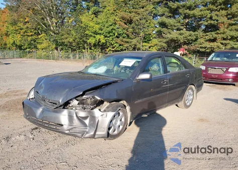 2002 Toyota Camry Le z USA, uszkodzony, nr VIN 4T1BE32K32U580541